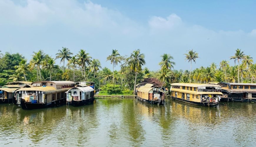 Houseboats Explained Without the Brochure Gloss