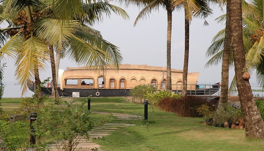 A Morning in Kumarakom: From Misty Vembanad to the First Cup of Chaya (Tea)